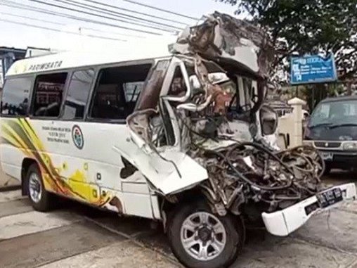 Breaking News: Bus Rombongan Umrah Tabrak Truk  5 Orang Tewas