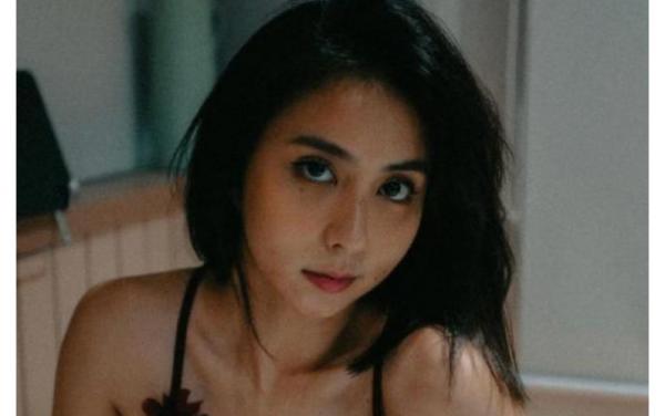 Seksinya Clairine Clay Cuma Pakai Bra hingga Lingerie Bikin Netizen Salah Fokus