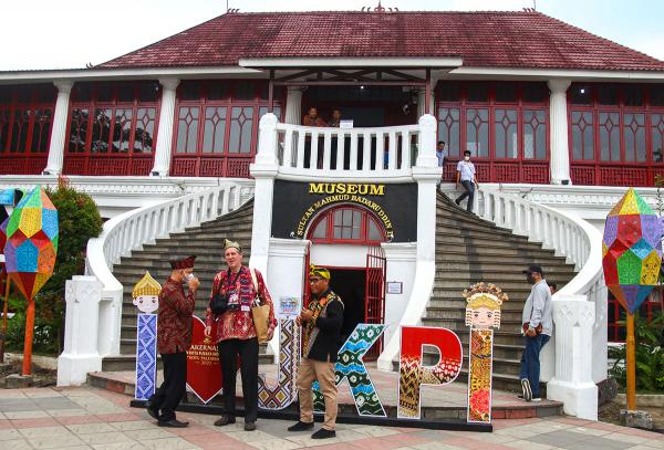 Momen Peserta Jaringan Kota Pusaka Indonesia Nikmati Bazar di Museum SMB II Palembang
