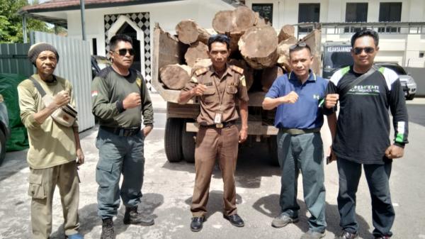Polres Bima dan BPKH Maria Donggomasa Serahkan Tersangka Kasus Ilegal Logging ke Kejaksaan