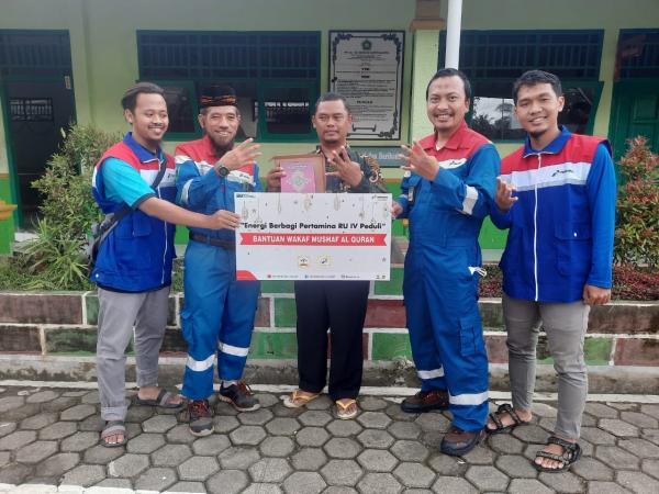 Relawan Kilang Cilacap Serahkan Wakaf Alquran untuk Sekolah Terimbas Banjir