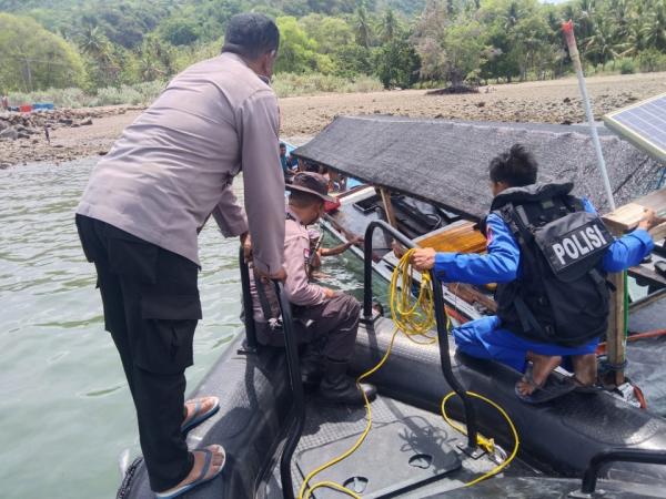 Kapal Ikan di Alor Tenggelam, Polair Evakuasi Kapal ke Darat