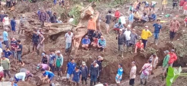 Bantu BPBD  Ratusan Warga Ikut Mencari Korban Tertimbun Longsor di Malang