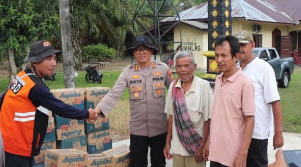 Kapolres Aceh Selatan Memberikan Bantuan Sembako Kepada 138 KK yang Terkena Bencana Banjir