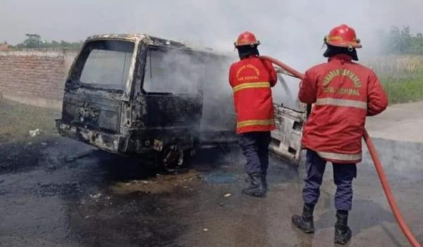 Minibus Angkut BBM Hangus Terbakar di Kendal, Satu Penumpang Alami Luka Bakar Serius