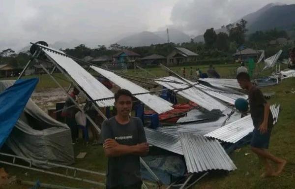 Tenda Panitia Bupati Manggarai Cup 2022 Rusak Akibat Hujan dan Angin Kencang