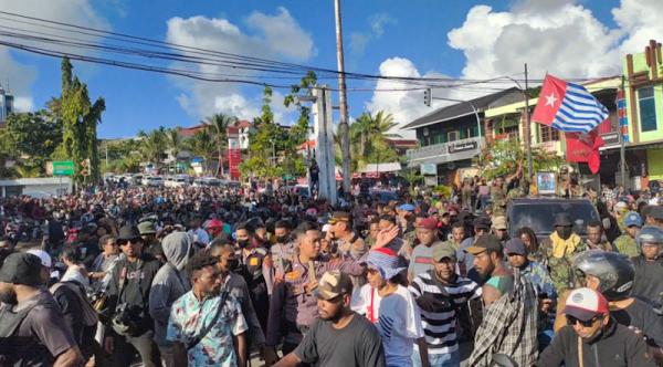Puluhan Ribu Warga Papua Turun Ke Jalan Antar Jenazah Filep Karma ke Pemakaman