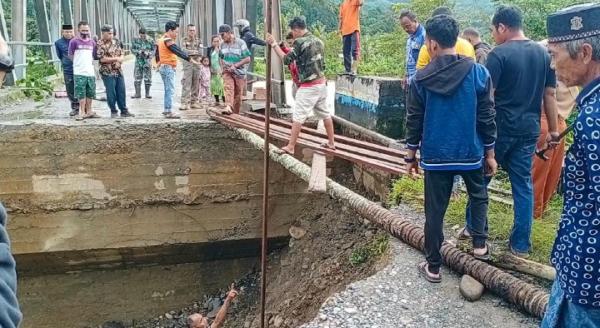 Akibat Tergerus Air Sungai Oprit Jembatan Desa Tanjung Amblas, Akses Jalan Putus Total