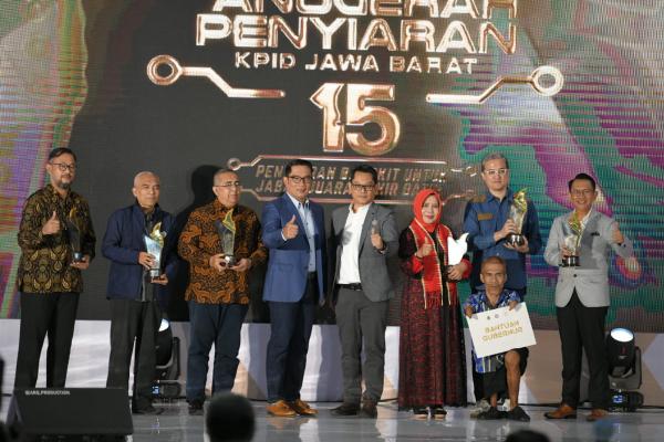 Hadiri Malam Penganugerahan KPID Jabar Award ke-15, Ridwan Kamil Beri Apresiasi