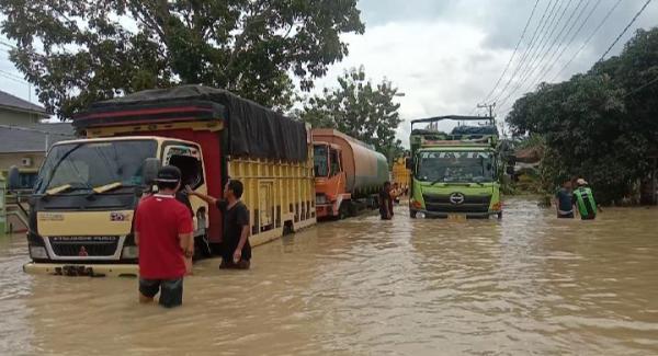 Dikepung Banjir, Jalan Lintas Medan - Banda Aceh Lumpuh Total Hingga Terjadi Kemacetan 20 Kilo Meter