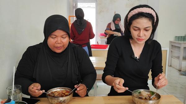 Nikmatnya Bakso Mak Ganak, Banyak Varian Bikin Ketagihan