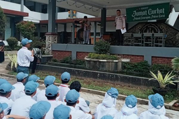 Program Jum'at Curhat, Kapolsek Cisurupan Sambangi SMAN 16 Garut