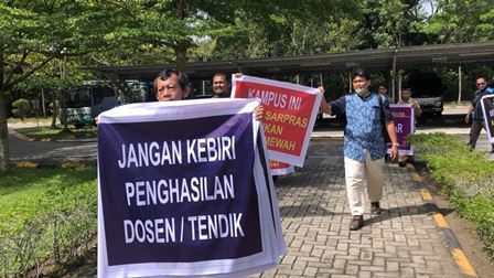  Dosen UIN Suska Riau Protes Pemotongan Remunerasi Sepihak