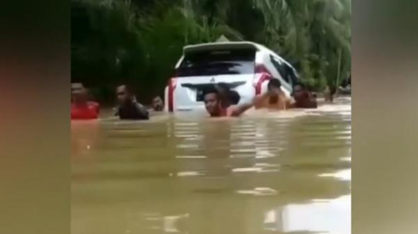Viral ! Nekat Terobos Banjir, Pajero Sport di Aceh Nyaris Kebawa Arus