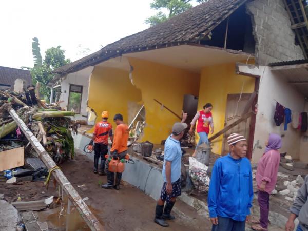 Total Ada 32 Rumah dan 3 Jembatan Terputus, Akibat Terjangan Banjir di Kalibaru Banyuwangi