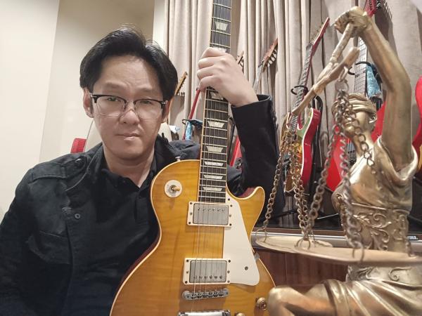 Advokat Surabaya Bikin Lagu Sindir Pelaku Investasi Bodong 