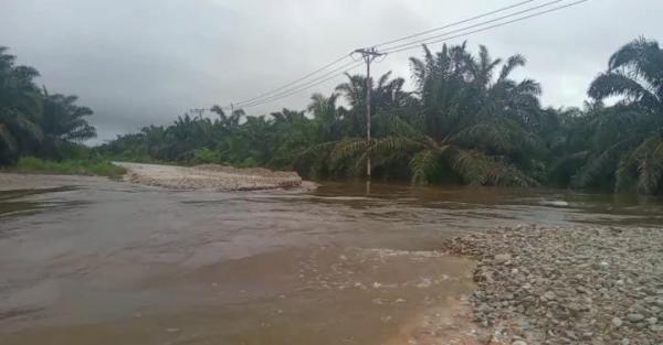 Akses Jalan Putus Diterjang Banjir, Kendaraan Tak Bisa Melintas di Aceh Singkil