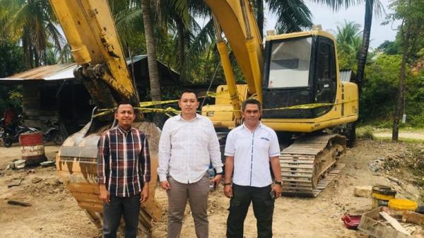 Petugas Amankan Ekskavator di Lokasi Tambang Ilegal Aceh Besar