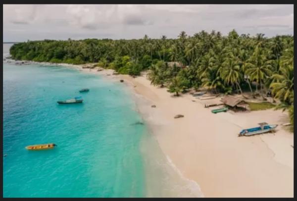 4 Pulau Terpencil Cocok untuk Honeymoon Ada di Indonesia
