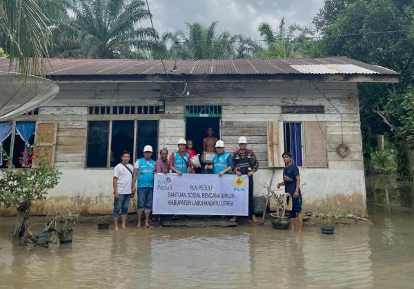 PLN Peduli Salurkan 150 Paket Bantuan untuk Korban Banjir Labura 