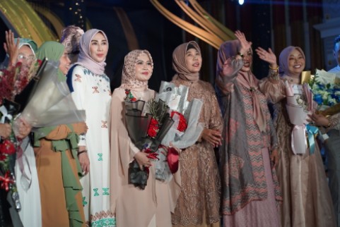 Deretan Foto Karya Desainer Muda Cirebon, Nailil Fitri Faqih saat Tampil di Fashion Show ITWT