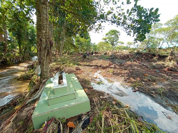 Pasca Banjir , Tempat Pemakaman Umum Embah Besar Bayuwangi Jadi Tontonan Warga