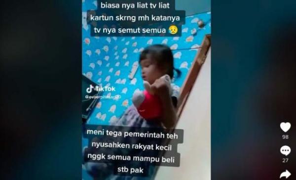 Viral Seorang Ibu Sedih Lihat Anaknya Tak Bisa Nonton di Tv : Pemerintah Nyusahkan Rakyat Kecil