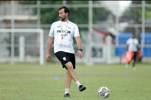 Pelatih Lokal Lengser, Persis Tunjuk Leonardo Medina Gantikan Rasiman