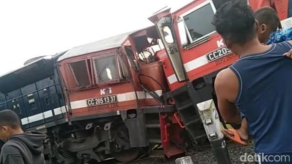 Breaking News: Kereta Api Babaranjang Tabrakan di Stasiun Rengas Lampung
