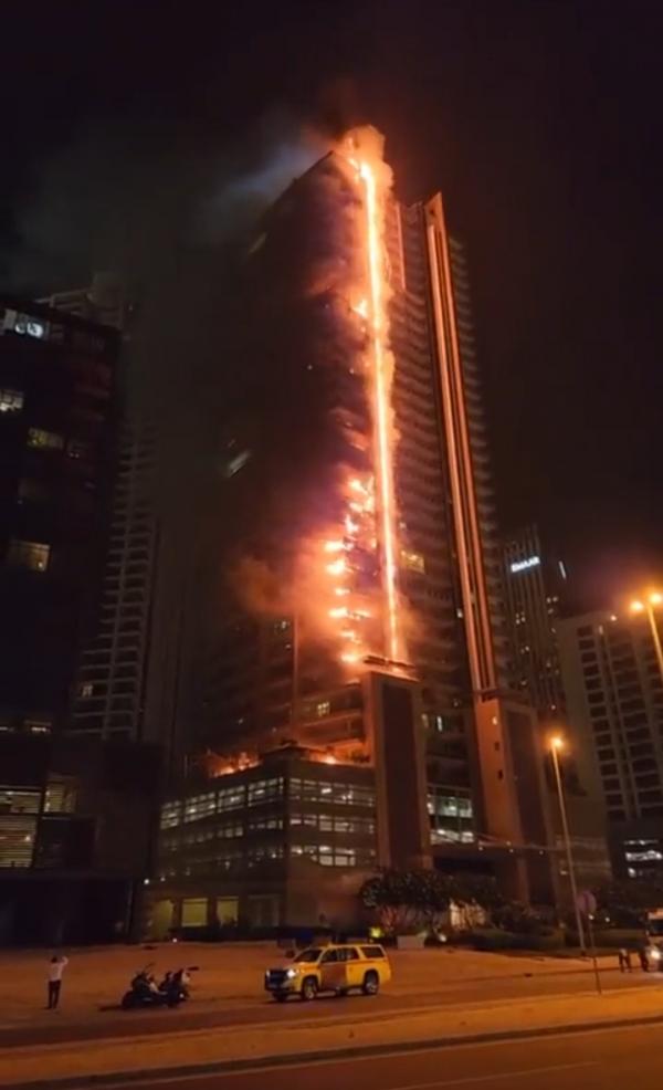 Gedung Pencakar Langit di Dubai dekat  Bangunan Tertinggi di Dunia  Dilaporkan Terbakar
