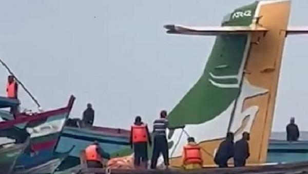 Pesawat Penumpang Tabrak Danau saat Mendarat Darurat, 19 Orang Tewas