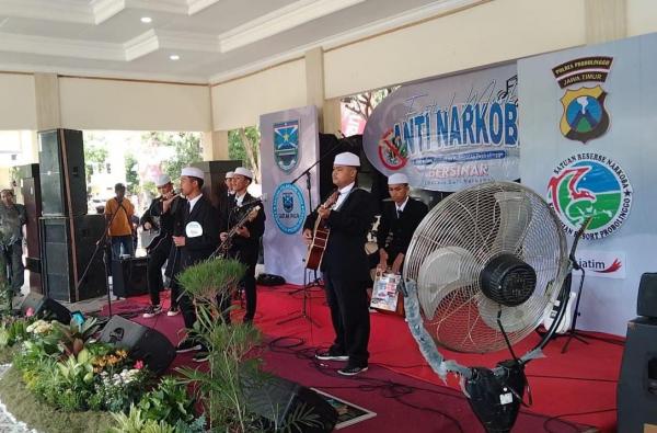 Berkostum Ala Santri, Siswa SMK Hafshawaty Raih Juara 3 Festival Musik Anti Narkoba