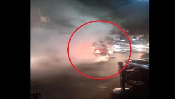 Asap Motor Penuhi Jalanan di Badung Bali, Ternyata Aksi Bule Burn Out Bikin Viral di Medsos