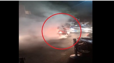 Viral Aksi Bule Burn Out di Badung Bali, Asap Motor Penuhi Jalanan Bikin Macet