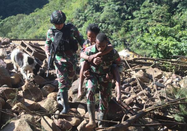 Amankan Freeport, Begini Gerak Cepat Satgas Yonif 405/SK Selamatkan Korban Longsor di Papua