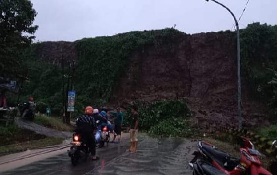 Diguyur Hujan Lebat, Semarang Dilanda Banjir-Longsor