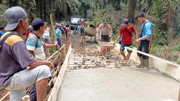 Kepolisian Sektor Lais Bantu Warga Perbaiki Jembatan Penghubung Dua Desa