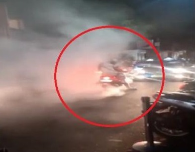 Jalanan di Badung Bali Dipenuhi Asap Motor, Ternyata Aksi Bule Burn Out Bikin Viral di Medsos