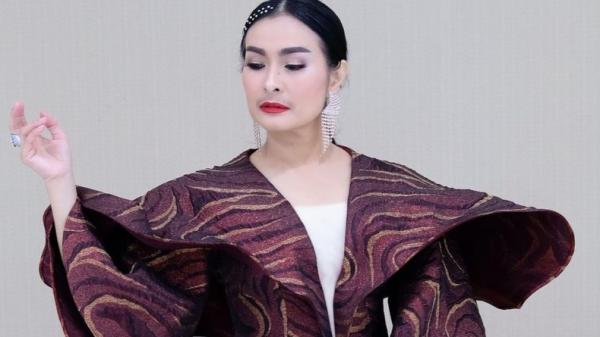 Grebek Suami dengan Pramugari di Hotel Bali, Iis Dahlia Tak Ragu Ngajak ART