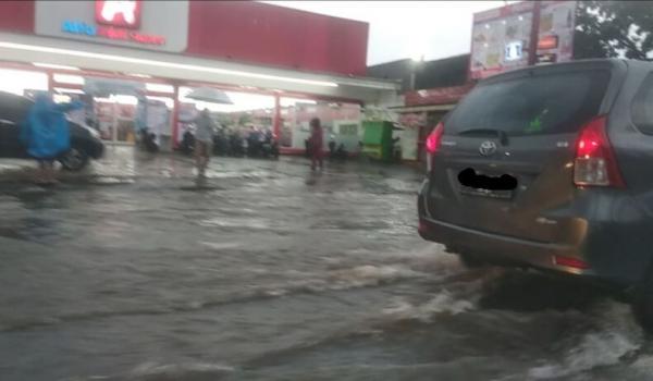 Diguyur Hujan Lebat, Jalan di BSD Tangsel Terendam Banjir