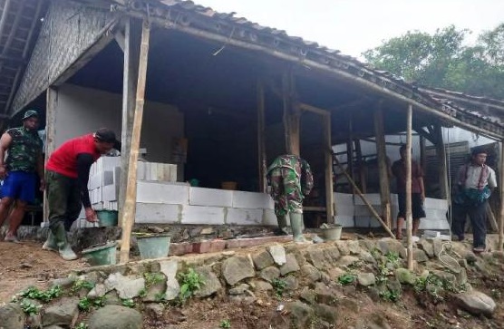 6 Rumah Warga Tak Layak Huni di Brebes Dibantu Rehab TNI