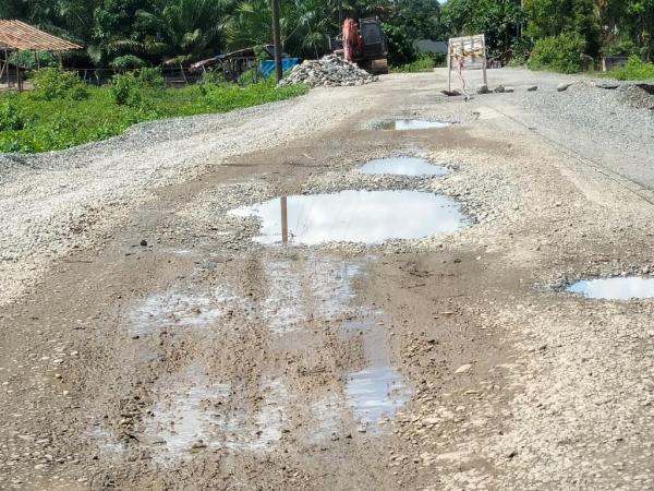 Hambat Roda Perekonomian, Warga Aceh Barat Keluhkan Kondisi Jalan Rusak Parah