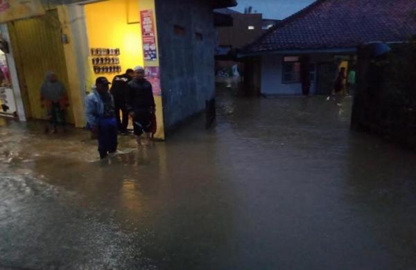 Sungai Cipurabaya Meluap Jebol Dinding Pabrik Kerupuk, Pasar Purabaya Sukabumi Terendam Banjir