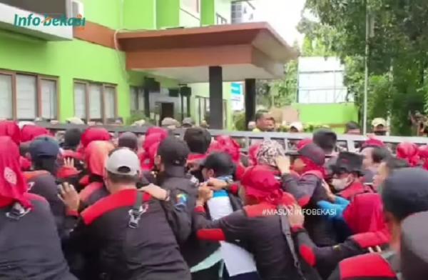 Tuntut Upah Naik 13 Persen, Buruh Demonstrasi di Kantor Disnaker Kota Bekasi