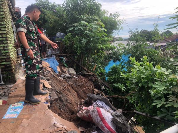 Hujan Deras Berujung Longsor, Pak Babinsa Gaul Diterjunkan ke Lokasi