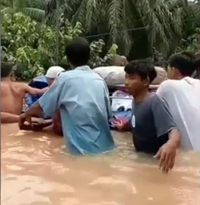 Bawa Jenazah dari Medan ke Aceh Tamiang Banjir Pakai Ambulans, Tukar Pakai Rakit Batang Pohon Pisang