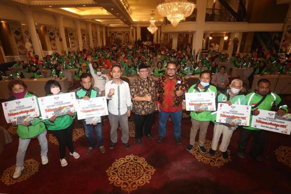 PDOI Jatim Gelar Anugerah Pahlawan Keluarga 2022 untuk Ojol Lansia dan Disabilitas