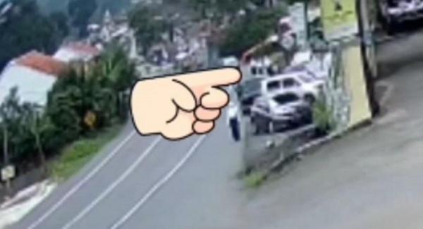 Detik-detik Mobil Sedan Tabrak 4 Siswi SMP di Semarang Terekam CCTV, 2 Korban Terluka Parah