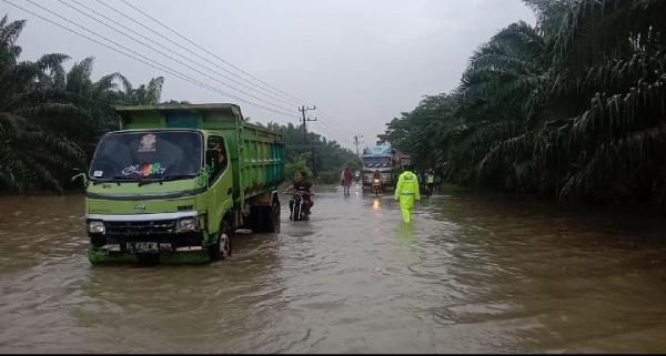 Sempat Lumpuh Akibat Terendam Banjir, Jalan Lintas Medan-Banda Aceh Mulai Bisa di Lalui Kendaraan