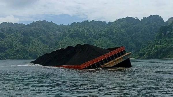 Kapal Tongkang Bermuatan Batu Bara Tenggelam di Pulau Nusa Barong